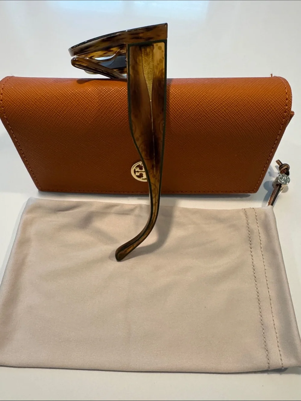 Brand new without tag Tory Burch Cat-Eye Sunglasses with brown cas